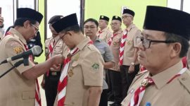 SEMATKAN. Ketua Kwartir Cabang (Kwarcab) Pramuka Kabupaten Garut, dr H Helmi Budiman, menyematkan lencana kepada  Mabi Saka Amal Bakti Kemenag Garut Dr H Cece Hidayat MSi dalam Pelantikan Mabi dan Pimpinan Saka Amal Bakti, di Kantor Kementerian Agama Kabupaten Garut, Jalan Terusan Pahlawan Kecamatan Tarogong Kidul, pada Senin (20/3/2023).