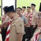 SEMATKAN. Ketua Kwartir Cabang (Kwarcab) Pramuka Kabupaten Garut, dr H Helmi Budiman, menyematkan lencana kepada  Mabi Saka Amal Bakti Kemenag Garut Dr H Cece Hidayat MSi dalam Pelantikan Mabi dan Pimpinan Saka Amal Bakti, di Kantor Kementerian Agama Kabupaten Garut, Jalan Terusan Pahlawan Kecamatan Tarogong Kidul, pada Senin (20/3/2023).