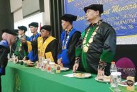 Ketua STAIDA Muhammadiyah Garut Dr Agus Rahmat, MAg melakukan Prosesi Wisuda Sarjana STAIDA Muhammadiyah Garut Tahun 2023 dengan tema 'Memajukan Garut Mencerahkan Indonesia' di Hotel Harmoni Garut, Sabtu (18/3/2023).