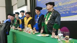 Ketua STAIDA Muhammadiyah Garut Dr Agus Rahmat, MAg melakukan Prosesi Wisuda Sarjana STAIDA Muhammadiyah Garut Tahun 2023 dengan tema 'Memajukan Garut Mencerahkan Indonesia' di Hotel Harmoni Garut, Sabtu (18/3/2023).