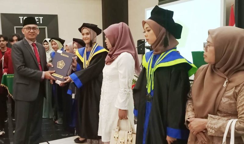 Sekretaris PW Muhammadiyah Jawa Barat Drs. H. Jamjam Erawan  poto bersama dengan lulusan terbaik Staida Muhammadiyah Garut, Sabtu (18/3/2023)