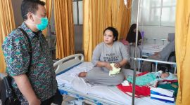 Anggota Komisi V DPRD Jawa Barat, Enjang Tedi saat menjenguk hmad Jalaludin, seorang bayi usia tiga bulan warga Kecamatan Selaawi terdiagnosa menderita gagal tumbuh di RSUD Dr Slamet Garut