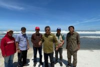 Bupati Garut, Rudy Gunawan melakukan monitoring pariwisata pantai yang berlokasi di Garut Selatan, Kabupaten Garut, Minggu (16/5/2023). 