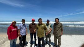 Bupati Garut, Rudy Gunawan melakukan monitoring pariwisata pantai yang berlokasi di Garut Selatan, Kabupaten Garut, Minggu (16/5/2023). 