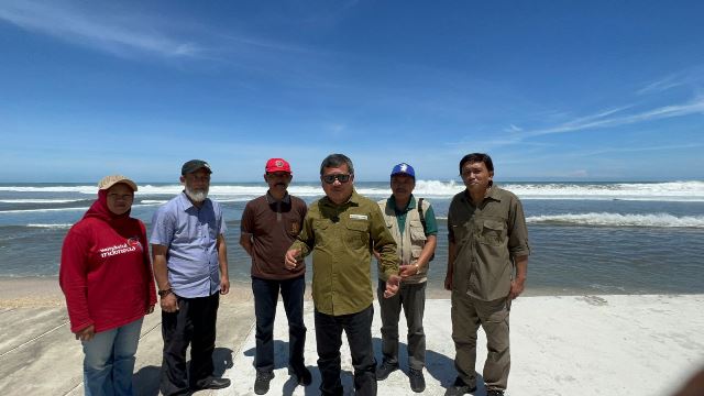 Bupati Garut, Rudy Gunawan melakukan monitoring pariwisata pantai yang berlokasi di Garut Selatan, Kabupaten Garut, Minggu (16/5/2023). 