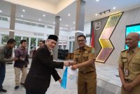 Plt. Asda I Bidang Pemkesra Setda Garut, Ganda Permana, memberikan sambutan dalam acara Leading Figur Leading Summit yang dilaksanakan di Gedung Pendopo Garut, Kecamatan Garut Kota, Kabupaten Garut, Senin (03/04/2023).