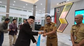 Plt. Asda I Bidang Pemkesra Setda Garut, Ganda Permana, memberikan sambutan dalam acara Leading Figur Leading Summit yang dilaksanakan di Gedung Pendopo Garut, Kecamatan Garut Kota, Kabupaten Garut, Senin (03/04/2023).