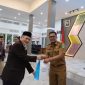 Plt. Asda I Bidang Pemkesra Setda Garut, Ganda Permana, memberikan sambutan dalam acara Leading Figur Leading Summit yang dilaksanakan di Gedung Pendopo Garut, Kecamatan Garut Kota, Kabupaten Garut, Senin (03/04/2023).