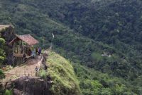 Wakil Bupati Garut, dr. Helmi Budiman, berswafoto di lokasi Geopark Burungayun yang bertempat di Kampung Citapen, Desa Toblong, Kecamatan Cibalong, Kabupaten Garut, Sabtu (08/04/2023). (Foto : Yogi Budiman/Diskominfo Garut).