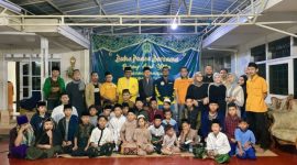 Beringin Muda Garut Poto bersama dengan Anak Yatim dan Kaum Dhuafa di Rumah Tahfidz Al Dzuriah Kecamatan Karangpawitan Garut pada Sabtu (16/4/2023).