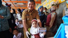 Bupati Garut, Rudy Gunawan membuka secara resmi Kick Off Pelaksanaan Sub Pekan Imunisasi Nasional (PIN) Polio di Kabupaten Garut yang dilaksanakan di Garut Islamic Prima Insani School, Jalan Raya Ciledug, Kecamatan Garut Kota, Kabupaten Garut, Senin (3/4/2023).