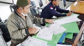 Pelayanan helpdesk yang disediakan oleh Panitia Pilkades tingkat Kabupaten Garut di Aula Kantor DPMD Garut, Jalan Otista, Kecamatan Tarogong Kaler, Kabupaten Garut, Selasa (04/04/2023). (Foto : M. Azi Zulhakim & Nindi Nurdiyanti).