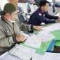 Pelayanan helpdesk yang disediakan oleh Panitia Pilkades tingkat Kabupaten Garut di Aula Kantor DPMD Garut, Jalan Otista, Kecamatan Tarogong Kaler, Kabupaten Garut, Selasa (04/04/2023). (Foto : M. Azi Zulhakim & Nindi Nurdiyanti).