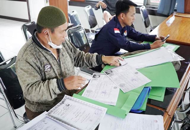 Pelayanan helpdesk yang disediakan oleh Panitia Pilkades tingkat Kabupaten Garut di Aula Kantor DPMD Garut, Jalan Otista, Kecamatan Tarogong Kaler, Kabupaten Garut, Selasa (04/04/2023). (Foto : M. Azi Zulhakim & Nindi Nurdiyanti).