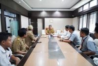 Pertemuan antara Bupati Garut, Rudy Gunawan, dengan Plt. Pinca Perum Bulog Ciamis, Meirizal Sudyadi, dan Kepala Kantor Pos Garut, Depi Darpian, di Kantor Bupati Garut, Jalan Pembangunan, Kecamatan Tarogong Kidul, Kabupaten Garut, Senin (10/4/2023).