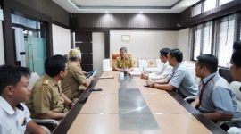 Pertemuan antara Bupati Garut, Rudy Gunawan, dengan Plt. Pinca Perum Bulog Ciamis, Meirizal Sudyadi, dan Kepala Kantor Pos Garut, Depi Darpian, di Kantor Bupati Garut, Jalan Pembangunan, Kecamatan Tarogong Kidul, Kabupaten Garut, Senin (10/4/2023).