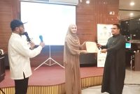 Direktur Utama PT. Wisata Titiannusantara Pelangi (Al Malik Travel) H Arkan Fadhil menyerahkan hadiah umrah dalam acara buka bersama dan temu alumni jamaah umrah di Hotel Cahaya Villa, Jalan Cipanas Baru Kelurahan Pananjung, Kecamatan Tarogong Kaler, Kabupaten Garut, Minggu (9/4/2023). 
