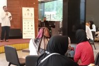 Kepala Al Malik Travel Umrah Cabang Garut, H Yudistira Handikadiredja saat memberikan sambutan dalam acara ukber dan Temu Alumni Jamaah Umrah i Hotel Cahaya Villa, Jl. Cipanas Baru, Kelurahan Pananjung, Kecamatan Tarogong Kaler, Kabupaten Garut pada Minggu, 9 April 2023. 
