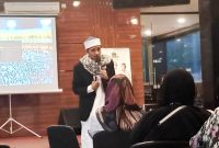 Dewan Syariah Al Malik Travel Umrah dan Haji Khusus Ustadz H M. Najmi Fathoni, M.IK saat memberikan ceramah motivasi dalam kegiatan Bukber dan Temu Alumni Jamaah Umrah  di Hotel Cahaya Villa, Jl. Cipanas Baru, Kelurahan Pananjung, Kecamatan Tarogong Kaler, Kabupaten Garut pada Minggu, (9/4/2023). 
