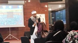 Dewan Syariah Al Malik Travel Umrah dan Haji Khusus Ustadz H M. Najmi Fathoni, M.IK saat memberikan ceramah motivasi dalam kegiatan Bukber dan Temu Alumni Jamaah Umrah  di Hotel Cahaya Villa, Jl. Cipanas Baru, Kelurahan Pananjung, Kecamatan Tarogong Kaler, Kabupaten Garut pada Minggu, (9/4/2023). 
