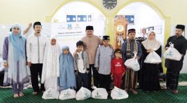 Ketua BAZNAS Kabupaten Garut, Abdullah Effendi, saat diwawancarai usai pelaksanaan tarawih keliling (tarling) di Masjid Agung Wanaraja, Kecamatan Wanaraja, Kabupaten Garut, Rabu malam (6/4/2023). (Foto: M Azi Zulhakim/ Diskominfo Garut)