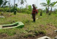 Kepala Desa Situsaeur, Agus Mulyadi turun langsung melakukan kegiatan Jalan Lingkungan, Jalan Desa dan Pembersihan Tempat Pemakaman Umum (TPU)