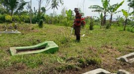 Kepala Desa Situsaeur, Agus Mulyadi turun langsung melakukan kegiatan Jalan Lingkungan, Jalan Desa dan Pembersihan Tempat Pemakaman Umum (TPU)