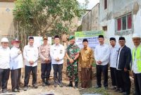 Kepala Kemenag Garut Dr H Cece Hidayat MSi poto bersama usai peletakan batu pertama Pembanguan Gedung Bale Nikah dan Manasik Haji KUA Kecamatan Garut Kota, Selasa (18/4/2023).