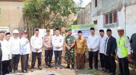 Kepala Kemenag Garut Dr H Cece Hidayat MSi poto bersama usai peletakan batu pertama Pembanguan Gedung Bale Nikah dan Manasik Haji KUA Kecamatan Garut Kota, Selasa (18/4/2023).