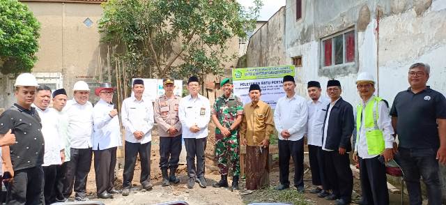 Kepala Kemenag Garut Dr H Cece Hidayat MSi poto bersama usai peletakan batu pertama Pembanguan Gedung Bale Nikah dan Manasik Haji KUA Kecamatan Garut Kota, Selasa (18/4/2023).