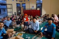 Direktur Utama Perumda Air Minum Tirta Intan  Garut Dr H Aja Rowikarim MAg  poto bersama usai melaksanakan Iftar Ramdan dengan anak yatim dan dhuafa di Mushola Al Karimah PDAM Tirta Intan Garut, Selasa (18/4/2023)