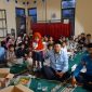 Direktur Utama Perumda Air Minum Tirta Intan  Garut Dr H Aja Rowikarim MAg  poto bersama usai melaksanakan Iftar Ramdan dengan anak yatim dan dhuafa di Mushola Al Karimah PDAM Tirta Intan Garut, Selasa (18/4/2023)