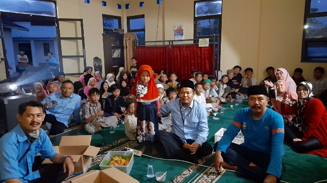 Direktur Utama Perumda Air Minum Tirta Intan  Garut Dr H Aja Rowikarim MAg  poto bersama usai melaksanakan Iftar Ramdan dengan anak yatim dan dhuafa di Mushola Al Karimah PDAM Tirta Intan Garut, Selasa (18/4/2023)