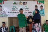  Ketua Umum DPD PUI Kabupaten Garut, Iwan Kurniawan, SH, MMPd menyalurkan bantuan kemanusian berupa paket sembako dari Kapolri untuk Masyarakat yang membutuhkan di Kantor Sekretariat PUI Garut, Perum Puri Dinar Lestari, Desa Tanjung Kamuning Kecamatan Tarogong Kaler Kabupaten Garut, Rabu (19/4/2023).