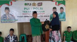  Ketua Umum DPD PUI Kabupaten Garut, Iwan Kurniawan, SH, MMPd menyalurkan bantuan kemanusian berupa paket sembako dari Kapolri untuk Masyarakat yang membutuhkan di Kantor Sekretariat PUI Garut, Perum Puri Dinar Lestari, Desa Tanjung Kamuning Kecamatan Tarogong Kaler Kabupaten Garut, Rabu (19/4/2023).