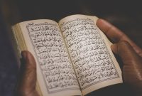 Membaca Al Quran
Gambar oleh Fauzan My dari Pixabay 