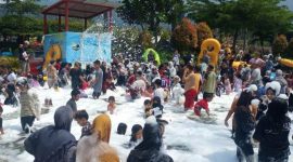 WAHANA SERU. Kolam mandi busa yang menjadi favorit pengunjung Sabda ALam Garut, selain Kolam ombak dan waves river atau kolam arus 