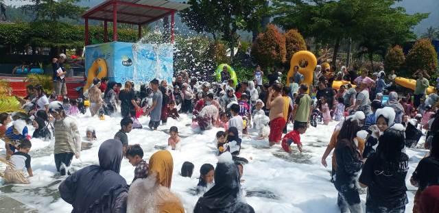 WAHANA SERU. Kolam mandi busa yang menjadi favorit pengunjung Sabda ALam Garut, selain Kolam ombak dan waves river atau kolam arus 