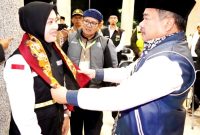 Bupati Garut, Rudy Gunawan, melepas secara langsung keberangkatan 400 jamaah haji kloter pertama asala Kabupaten Garut di area Pendopo Garut, Jalan Kabupaten, Kecamatan Garut Kota, Kabupaten Garut, Selasa dini hari (23/05/2023). 