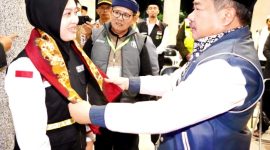 Bupati Garut, Rudy Gunawan, melepas secara langsung keberangkatan 400 jamaah haji kloter pertama asala Kabupaten Garut di area Pendopo Garut, Jalan Kabupaten, Kecamatan Garut Kota, Kabupaten Garut, Selasa dini hari (23/05/2023). 