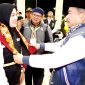 Bupati Garut, Rudy Gunawan, melepas secara langsung keberangkatan 400 jamaah haji kloter pertama asala Kabupaten Garut di area Pendopo Garut, Jalan Kabupaten, Kecamatan Garut Kota, Kabupaten Garut, Selasa dini hari (23/05/2023). 