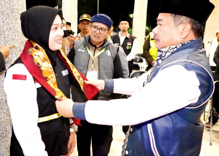 Bupati Garut, Rudy Gunawan, melepas secara langsung keberangkatan 400 jamaah haji kloter pertama asala Kabupaten Garut di area Pendopo Garut, Jalan Kabupaten, Kecamatan Garut Kota, Kabupaten Garut, Selasa dini hari (23/05/2023). 