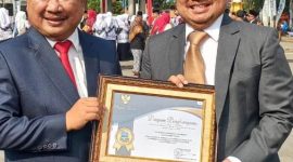 Dr. Ir. Abdusy Syakur Amin, M. Eng, Wakil Ketua Tanfidziyah Nahdlatul Ulama (PCNU) Kabupaten Garut saat menerima penghargaa Kategori Lembaga Pendidikan dibawah Naungan
Organsiasi Keagamaan dan Kemasyarakatan Kabupaten Garut 