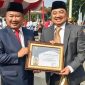 Dr. Ir. Abdusy Syakur Amin, M. Eng, Wakil Ketua Tanfidziyah Nahdlatul Ulama (PCNU) Kabupaten Garut saat menerima penghargaa Kategori Lembaga Pendidikan dibawah Naungan
Organsiasi Keagamaan dan Kemasyarakatan Kabupaten Garut 