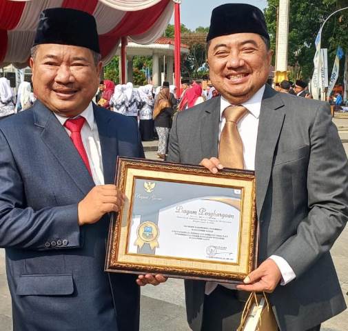 Dr. Ir. Abdusy Syakur Amin, M. Eng, Wakil Ketua Tanfidziyah Nahdlatul Ulama (PCNU) Kabupaten Garut saat menerima penghargaa Kategori Lembaga Pendidikan dibawah Naungan
Organsiasi Keagamaan dan Kemasyarakatan Kabupaten Garut 