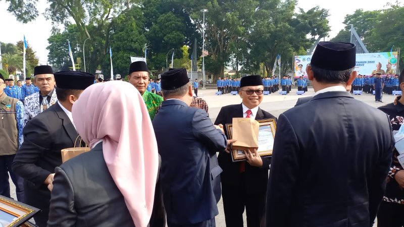 Ketua Pimpinan Daerah Muhammadiyah (PDM) Garut, H Mohammad Yusup Sapari, S.Pd., M MPd menerima Piagam Penghargaan 
dari Pemerintah Kabupaten Garut Atas Dedikasi, Pengabdian dan Sinergitas Dalam Memajukan Pendidikan di Kabupaten Garut