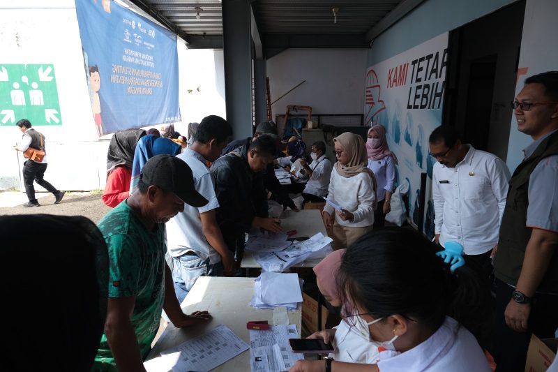 Penyaluran bantuan PMT secara simbolis dilaksanakan di Kantor Pos Garut, Jalan Ahmad Yani, Kecamatan Garut Kota, Kabupaten Garut, Rabu (3/5/2023).

(Foto: M Azi/ Moch Ahdiansyah/ Diskominfo Garut/ Dok. DPPKBPPPA Garut)