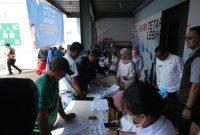 Penyaluran bantuan PMT secara simbolis dilaksanakan di Kantor Pos Garut, Jalan Ahmad Yani, Kecamatan Garut Kota, Kabupaten Garut, Rabu (3/5/2023).

(Foto: M Azi/ Moch Ahdiansyah/ Diskominfo Garut/ Dok. DPPKBPPPA Garut)