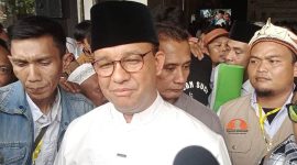 Anies Rasyid Baswedan, Bakal Calon Presiden (Capres) RI 2024 saat diwawancara dalam acara Sholawat, Dzikir, dan Doa Bersama yang diadakan di Graha Intan Balarea, Jalan Patriot, Kecamatan Tarogong Kidul, Kabupaten Garut, Senin (1/5/2023)