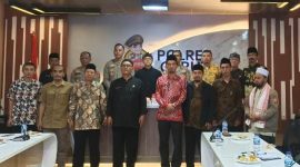 Kepala Kemenag Garut, H. Cece Hidayat didampingi jajarannya mengikuti Video Conference Anev Situasi Kamtibmas bersama Polres Garut, di Lt. 2 Ruang Rapat Polres Garut, Kamis (04/05/2023).